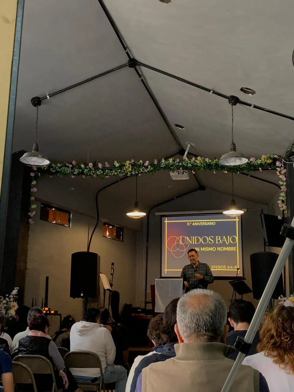 Congregación reunida durante el aniversario de la iglesia