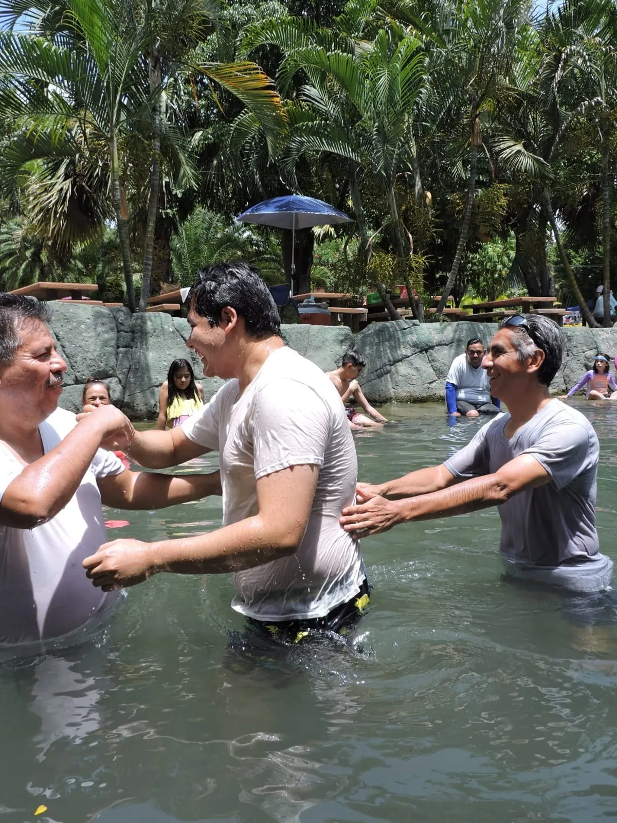 Joven después de ser bautizado