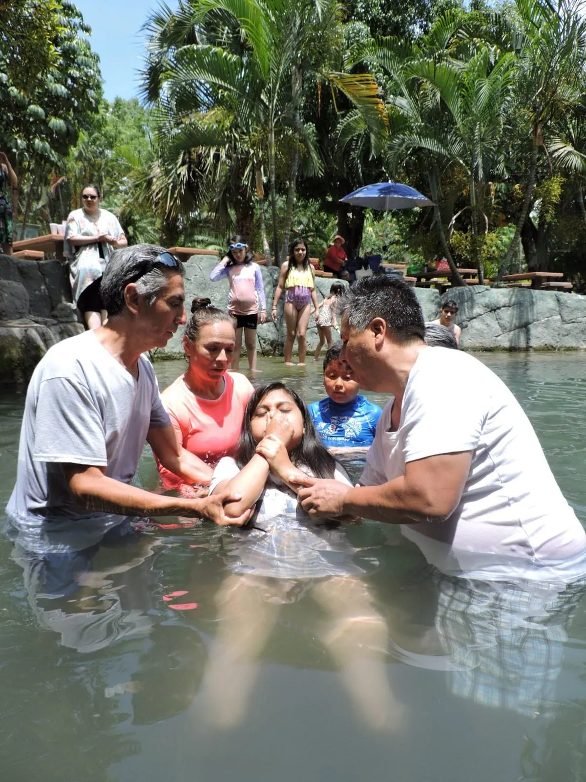 Bautizo celebrado por la comunidad de Recíbelo de Gracia