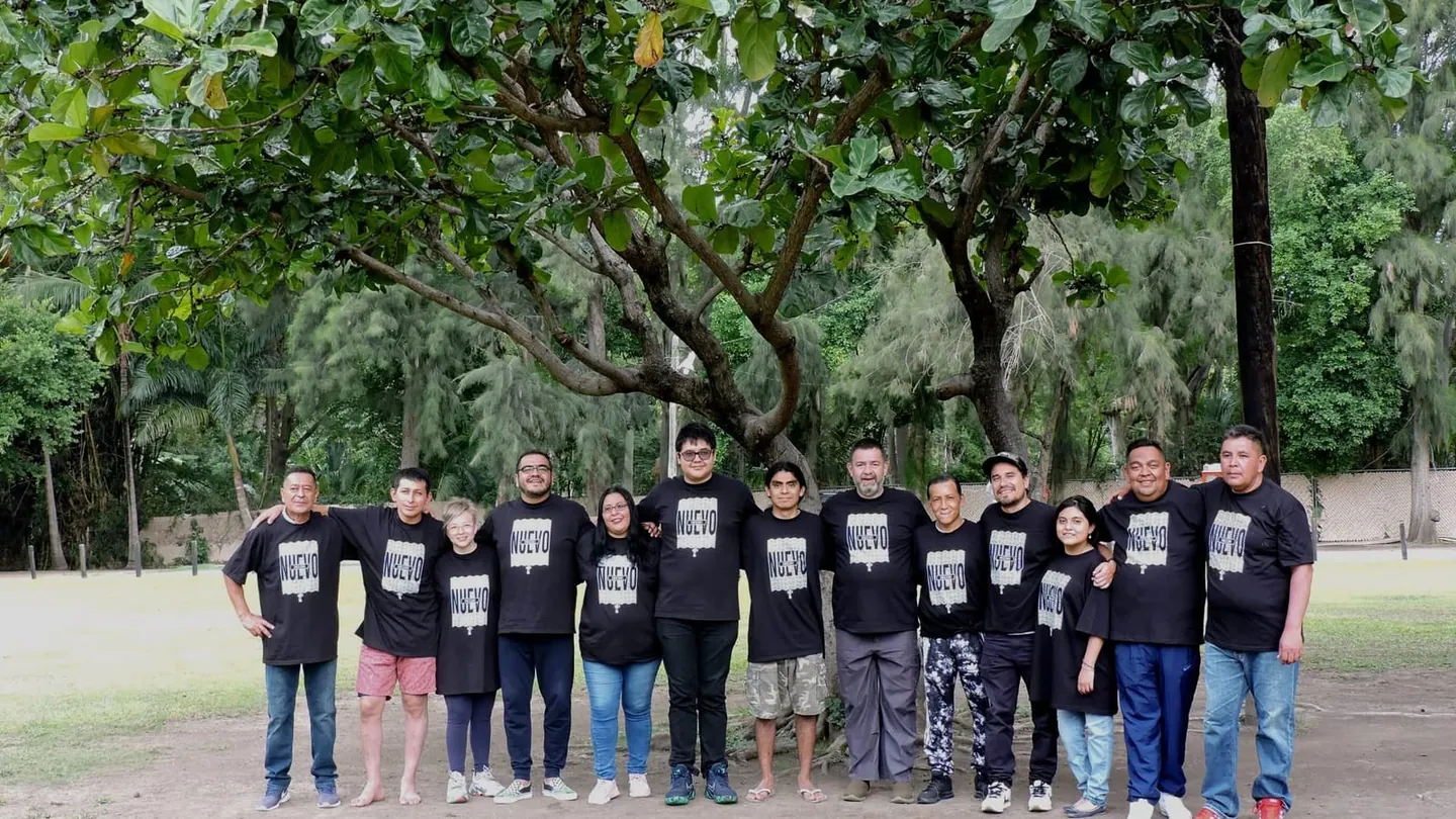 Familia de la iglesia reunida después de los bautizos