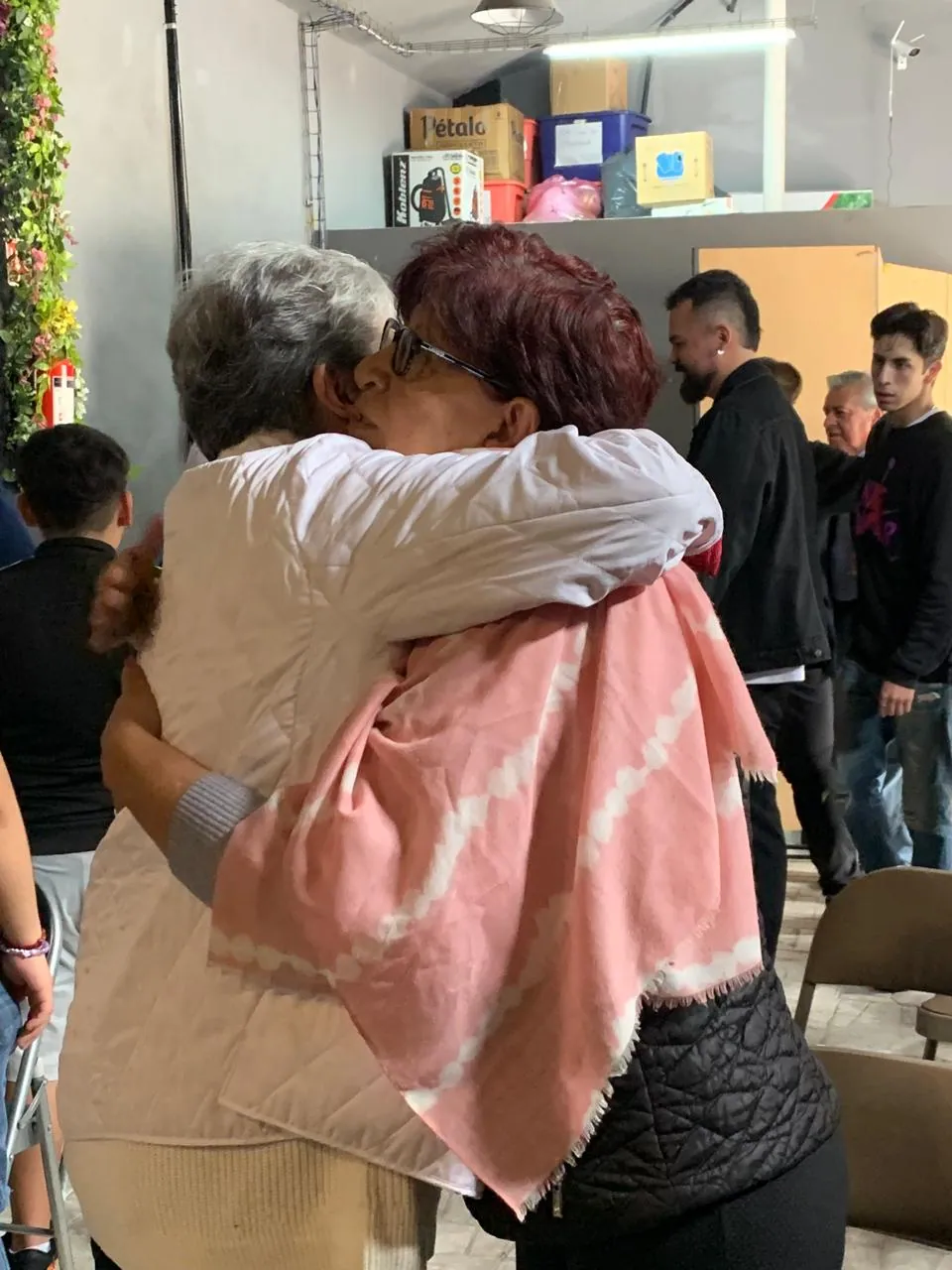 Dos mujeres de la iglesia compartiendo un abrazo