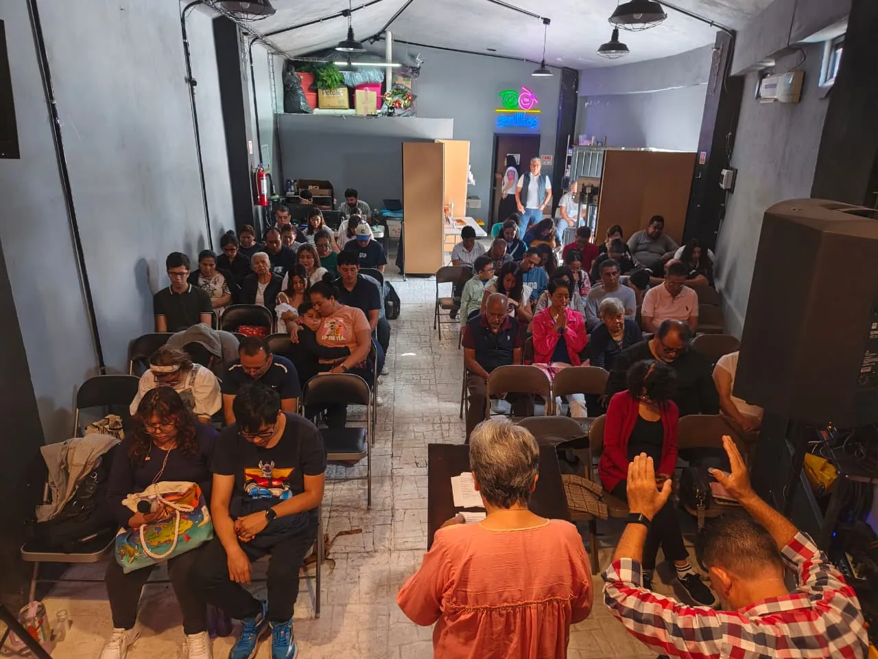 Comunidad de Recíbelo de Gracia reunida en oración durante el culto