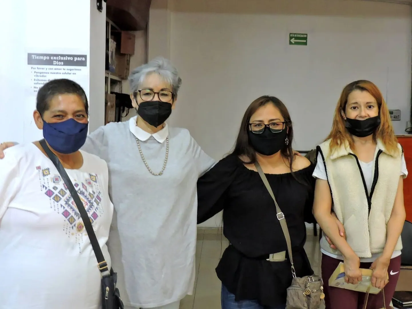 Mujeres de la comunidad compartiendo un momento juntas