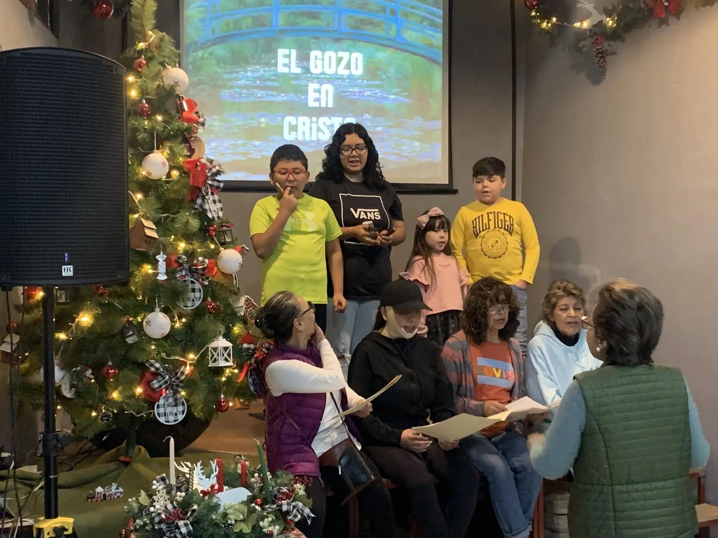 Niños y familias participando en una celebración de Navidad