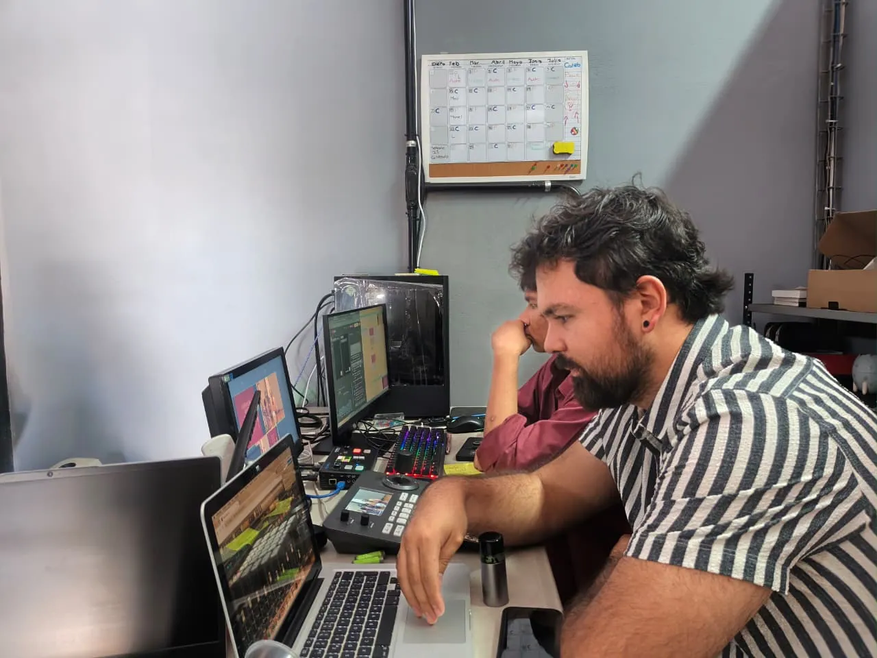 Equipo de multimedios operando el audio y la producción de la transmisión