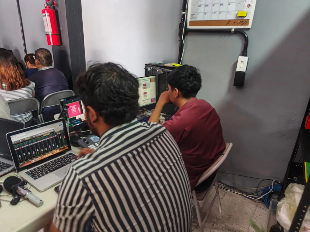 Equipo de multimedios coordinando la proyección y la transmisión del culto