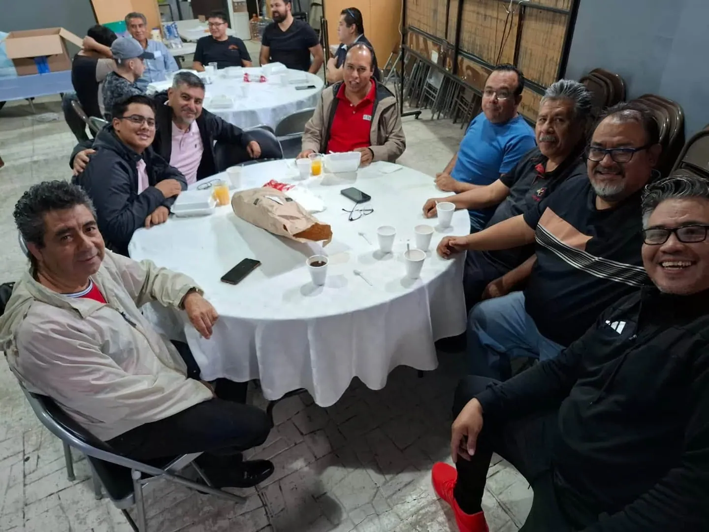 Grupo de hombres compartiendo alimentos