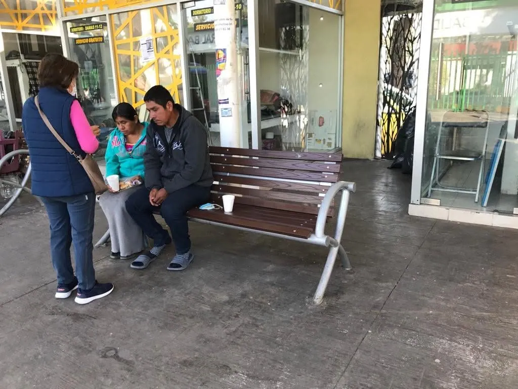 Integrante de Talita Cumi acompañando a familiares de pacientes